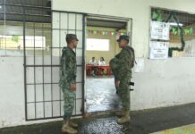 Integrantes de las Fuerzas Armadas vigilan un recinto durante la jornada de votación por el referéndum este domingo en Guayaquil