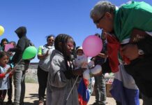Integrantes del colectivo 'Ángeles Mensajeros' celebran el día de los niños este martes, en la frontera con Estados Unidos (2)