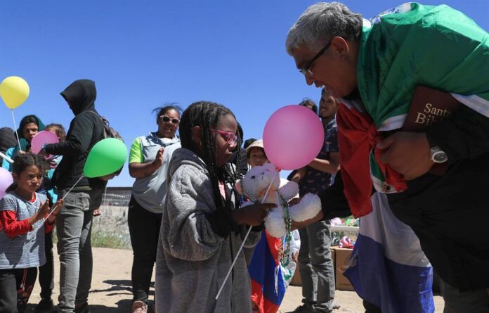 Integrantes del colectivo 'Ángeles Mensajeros' celebran el día de los niños este martes, en la frontera con Estados Unidos (2) Integrantes del colectivo 'Ángeles Mensajeros' celebran el día de los niños este martes, en la frontera con Estados Unidos (2)