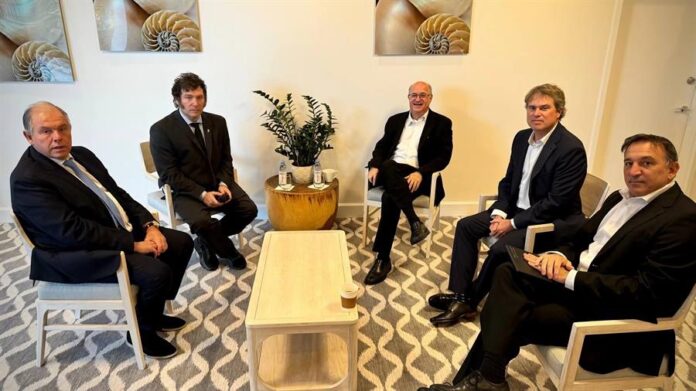 Javier Milei (2-i), y su embajador en Estados Unidos, Gerardo Werthein (i), durante una reunión con el presidente del Banco Interamericano de Desarrollo Javier Milei