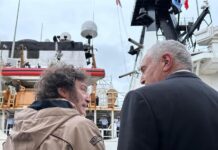 Javier Milei (i), mientras conversa con el embajador de Estados Unidos en Argentina, Marc Stanley