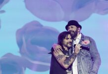 Juanes mientras abraza a Juan Luis Guerra durante un concierto en el Estadio Olímpico este sábado en Santo Domingo