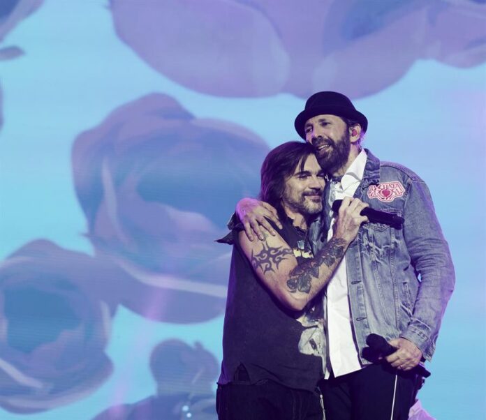 Juanes mientras abraza a Juan Luis Guerra durante un concierto en el Estadio Olímpico este sábado en Santo Domingo