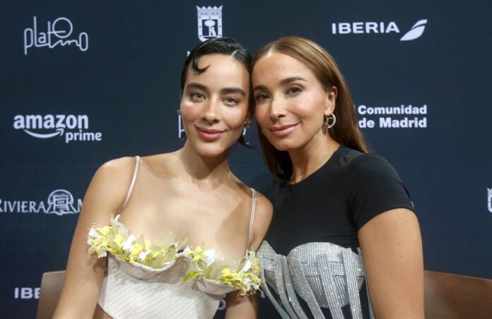 La actriz Esmeralda Pimentel (i) y la colombiana Májida Issa (d) participan en una entrevista
