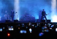 Más de 160.000 personas asisten al "mayor espectáculo" de Interpol en el Zócalo de México La banda estadounidense Interpol (2)