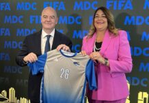 La presidenta del Miami Dade College (MDC), Madeline Pumariega, entrega una camiseta del MDC Sharks