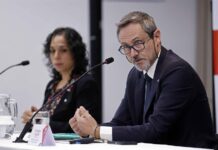 El jefe de la delegación del CICR en Colombia, Lorenzo Caraffi, habla durante una rueda de prensa este miércoles en Bogotá, Colombia.