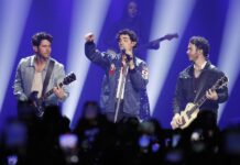 Jonas Brothers, la banda que marcó a toda una generación, arrasa en Bogotá Los cantantes Nick (i), Joe (d) y Kevin Jonas (c), integrantes de la banda Jonas Brothers