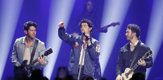 Los cantantes Nick (i), Joe (d) y Kevin Jonas (c), integrantes de la banda Jonas Brothers