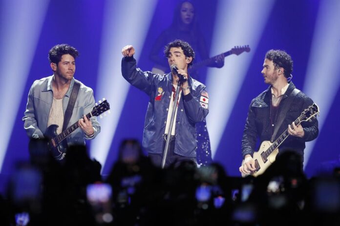 Los cantantes Nick (i), Joe (d) y Kevin Jonas (c), integrantes de la banda Jonas Brothers Los cantantes Nick (i), Joe (d) y Kevin Jonas (c), integrantes de la banda Jonas Brothers