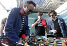 Rock y futbolín, Los Bunkers cierran su gira de retorno 'Ven Aquí' jugando con sus fans Los integrantes de la banda chilena Los Bunkers Gonzalo López (d) y Álvaro López participan en un campeonato de Taca Tac