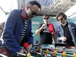 Rock y futbolín, Los Bunkers cierran su gira de retorno 'Ven Aquí' jugando con sus fans Los integrantes de la banda chilena Los Bunkers Gonzalo López (d) y Álvaro López participan en un campeonato de Taca Tac