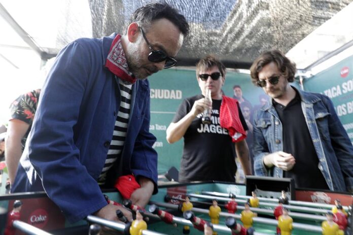Los integrantes de la banda chilena Los Bunkers Gonzalo López (d) y Álvaro López participan en un campeonato de Taca Tac