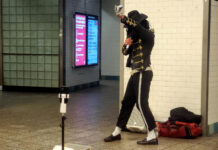 Michael Jackson volvió a Times Square, concretamente a la estación de metro del mismo nombre, la más concurrida de la Gran Manzana y por la que cada día transitan decenas de miles de personas.
