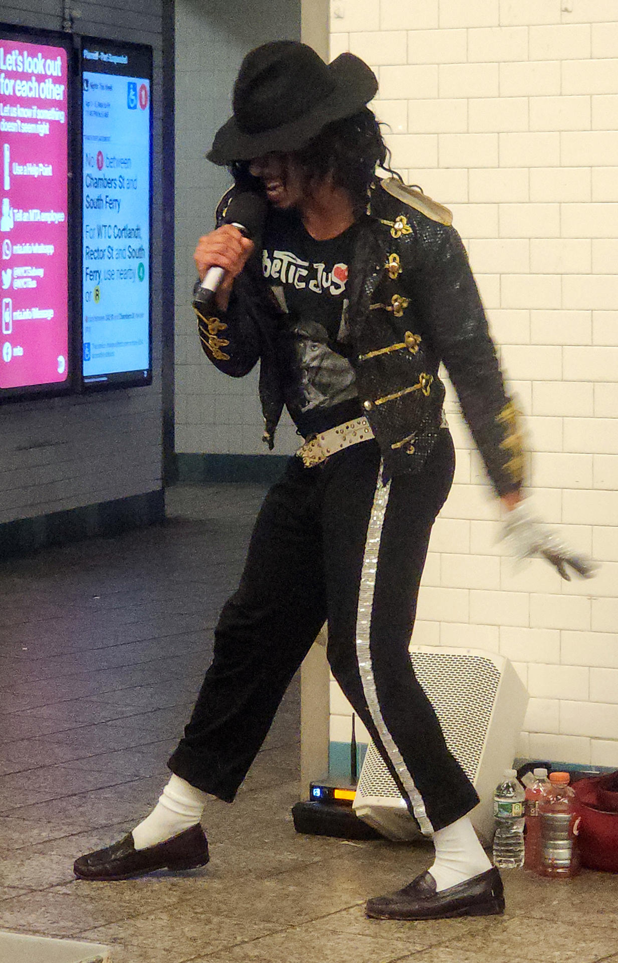 Un imitador de Michael Jackson baila este lunes en la estaci&oacute;n de metro de Time Square en Nueva York
