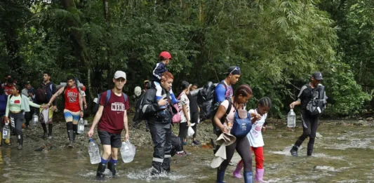 El Tapón del Darién se extiende por 17.000 kilómetros cuadrados y, aunque no existe una cifra cerrad de fallecidos en esta ruta, la Organización Internacioal para las Migraciones (OIM) calcula que han muerto al menos 380 personas desde el año 2014.