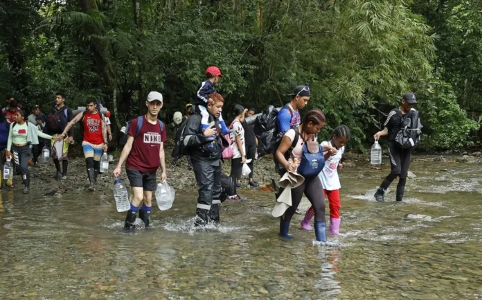 El Tapón del Darién se extiende por 17.000 kilómetros cuadrados y, aunque no existe una cifra cerrad de fallecidos en esta ruta, la Organización Internacioal para las Migraciones (OIM) calcula que han muerto al menos 380 personas desde el año 2014.