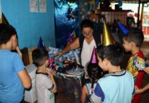 Niños celebran el día de los niños en el albergue 'Todo Por Alelos' este martes, en la ciudad de Tapachula