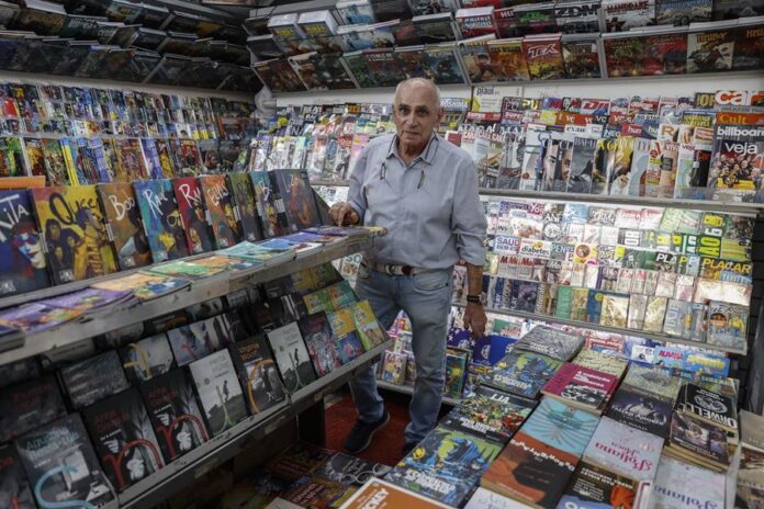 Paolo Pelegrine, de 74 años de edad mientras trabaja Paolo Pelegrine, de 74 años de edad mientras trabaja