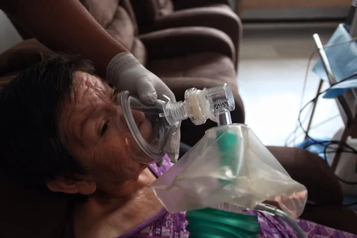 Persona enferma gripe aviar Las autoridades de salud de Texas dijeron que el paciente está siendo tratado con un medicamento antiviral y que el único síntoma que presenta es el enrojecimiento de los ojos o conjuntivitis.