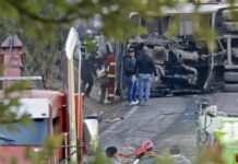 Ocho muertos y 17 heridos en un accidente de tránsito en carretera del este de México Personal de rescate labora en la zona donde se registró un accidente de un autobús en el municipio de Malinanco (2)