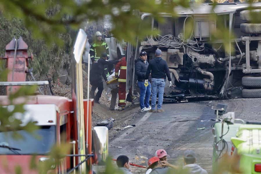 Personal de rescate labora en la zona donde se registr&oacute; un accidente de un autob&uacute;s en el municipio de Malinanco (2)