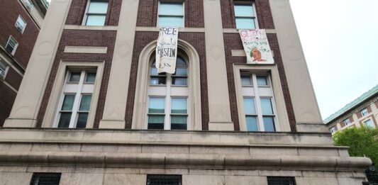 Personas caminan frente a la parte trasera del edificio ocupado por los estudiantes de la Universidad de Columbia (3)
