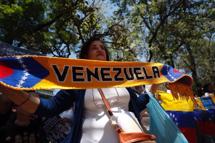 Personas de origen venezolano radicadas en México protestan este sábado, para exigir elecciones justas (2)