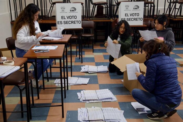 Personas inician el conteo de la votación del referéndum este domingo en Quito