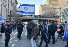 Personas se manifiestan a favor de Israel este jueves a las afueras de la Universidad de Columbia (1)