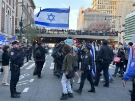 Un museo de Nueva York despide a tres trabajadores por usar un pañuelo palestino Personas se manifiestan a favor de Israel este jueves a las afueras de la Universidad de Columbia (1)
