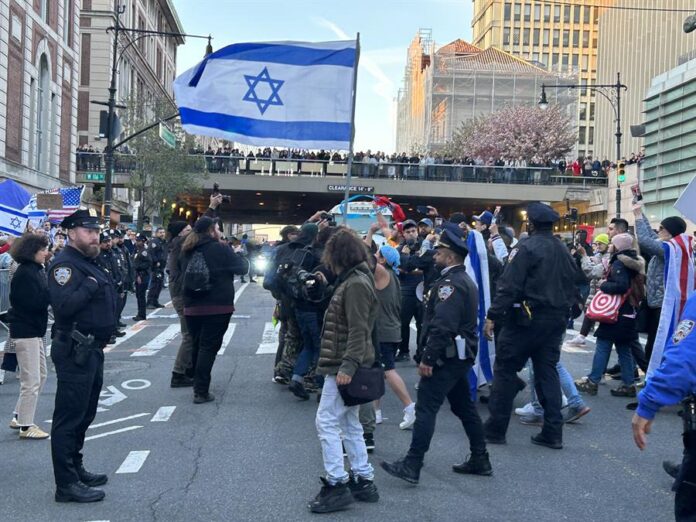 Personas se manifiestan a favor de Israel este jueves a las afueras de la Universidad de Columbia (1) Personas se manifiestan a favor de Israel este jueves a las afueras de la Universidad de Columbia (1)