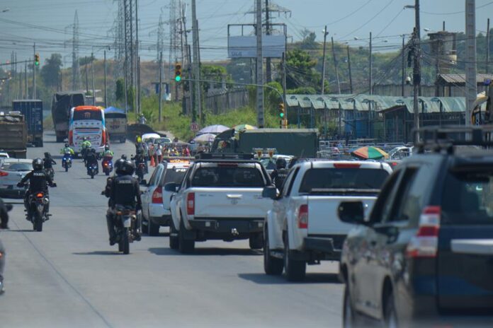 Policías realizan un operativo para trasladar al exviceprtesidente Jorgue Glas al hospital Naval Policías de Ecuador