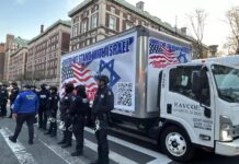 Policías vigilan una manifestación a favor de Israel este jueves a las afueras de la Universidad de Columbia, en Nueva York