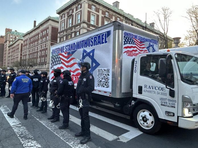 Policías vigilan una manifestación a favor de Israel este jueves a las afueras de la Universidad de Columbia, en Nueva York