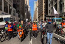 Entra en vigor primer aumento en salario mínimo para miles de repartidores en Nueva York Entró en vigor el primer aumento de salario para los repartidores de comida a domicilio para aplicaciones, conocidos en la ciudad como "deliveristas", que pasa de 18.96 a 19.56 dólares por hora.