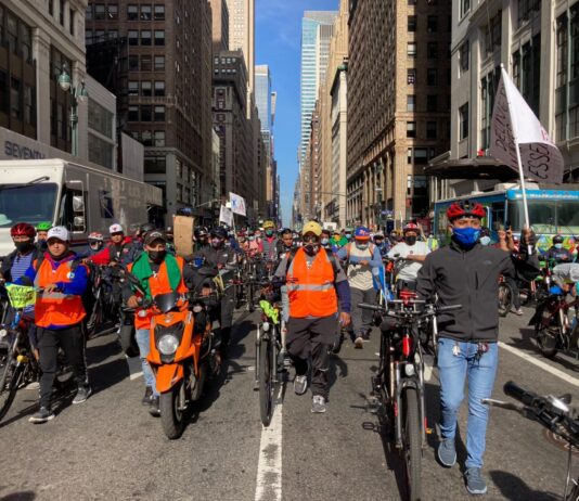 Entra en vigor primer aumento en salario mínimo para miles de repartidores en Nueva York Entró en vigor el primer aumento de salario para los repartidores de comida a domicilio para aplicaciones, conocidos en la ciudad como "deliveristas", que pasa de 18.96 a 19.56 dólares por hora.