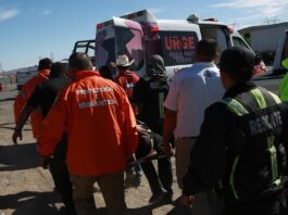 Rescatistas trabajan en la zona donde fueron encontrados cuatro migrantes en las dunas de Samalayuca (1)