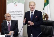 Titular de la NASA prevé era dorada para la exploración espacial ante senadores mexicanos Salvador Landeros (i), durante una reunión con el director de la Administración Nacional de Aeronáutica y el Espacio de Estados Unidos (NASA), Bill Nelson