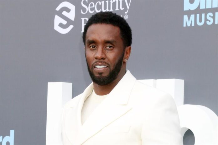 La denunciante indica que los hechos se produjeron en diciembre de 2022, cuando ella trabajaba en un yate alquilado por Diddy, a quien también denuncia por responsabilidad civil y complicidad en la presunta agresión.