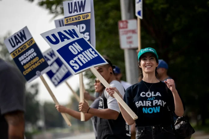 UAW Es la segunda vez en poco más de 10 días que los empleados de un fabricante alemán de automóviles en EE.UU. reúnen el suficiente apoyo para solicitar una votación al Consejo Nacional de Relaciones Laborales (CNRL) que les reconocería como afiliados de UAW.