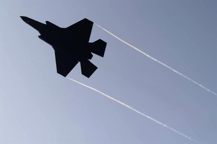 Un avión de combate israelí F35 despega desde un lugar no revelado en el centro de Israel,