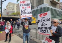 Un hombre sostiene una pancarta con la frase 'antisionismo no es antisemitismo' durante una manifestación