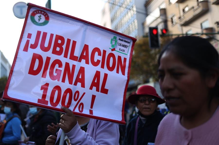 Una mujer participa de una protesta de trabajadores de salud