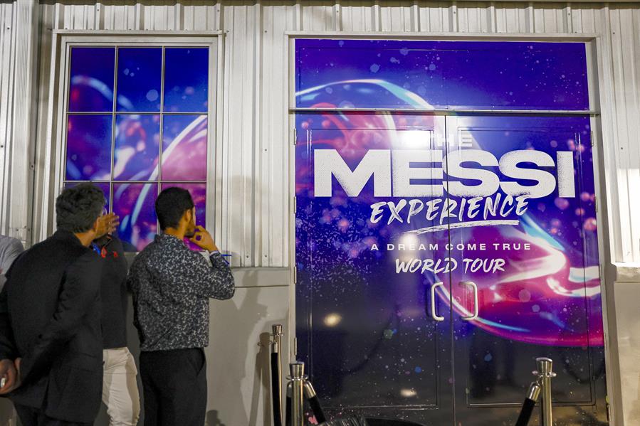 Unas personas esperan en fila para entrar a ver la muestra 'The Messi Experience A Dream Come True' (1)