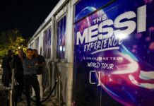 Unas personas esperan en fila para entrar a ver la muestra 'The Messi Experience A Dream Come True' (2)