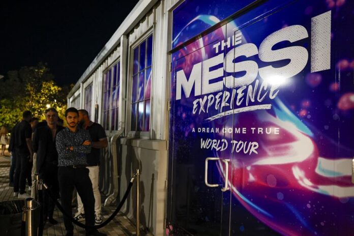 Unas personas esperan en fila para entrar a ver la muestra 'The Messi Experience A Dream Come True' (2) Unas personas esperan en fila para entrar a ver la muestra 'The Messi Experience A Dream Come True' (2)