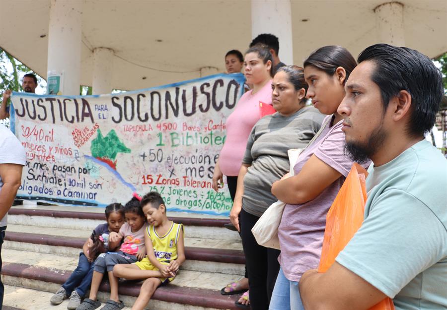 Varios activistas protestan para denunciar amenazas por el crimen organizado, este viernes en el municipio de Tapachulaen