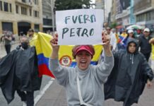 Veteranos del Ejército colombiano y manifestantes opositores al Gobierno de Gustavo Petro participan en una jornada de protesta (3)