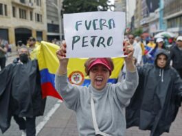 Una multitud desafía la lluvia en Bogotá para protestar contra el Gobierno colombiano Veteranos del Ejército colombiano y manifestantes opositores al Gobierno de Gustavo Petro participan en una jornada de protesta (3)